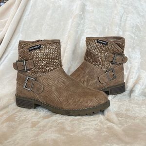 Cute outdoor booties great for cold and snowy days!